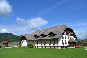 un gran edificio blanco con techo negro en Mini Hotel, en Škofja Loka