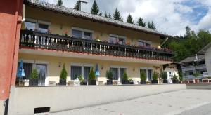 un edificio con balcone e piante sopra di Hotel Sonnleitn a Bodenmais