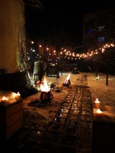 una fila di buche per il fuoco in un parco di notte di Pensiune Restaurant La Cassa a Vişeu de Sus