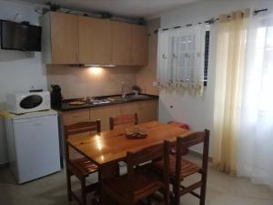 A kitchen or kitchenette at Casa do Eido