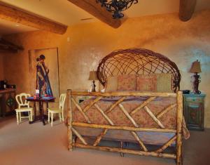 een slaapkamer met een bed en een schilderij aan de muur bij Adobe Grand Villas in Sedona