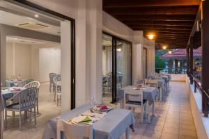 Un restaurante u otro lugar para comer en Matoula Beach