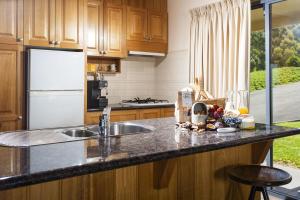 Una cocina o cocineta en Glenoe Cottages