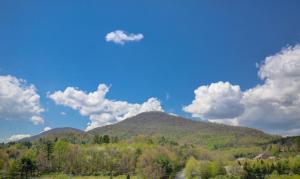 una montagna in lontananza con nuvole nel cielo di Quality Inn & Suites Boone - University Area a Boone