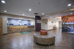 una hall con ottomana nel mezzo di una stanza di Quality Inn & Suites Boone - University Area a Boone