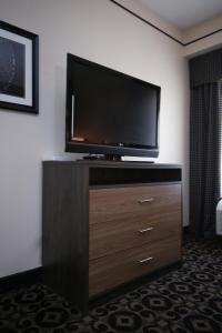 una TV a schermo piatto seduta sopra un comò di Quality Inn & Suites Boone - University Area a Boone