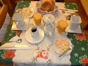 una mesa cubierta con platos de comida en una mesa de Navidad en Chaquill Chak'a, en Cusco