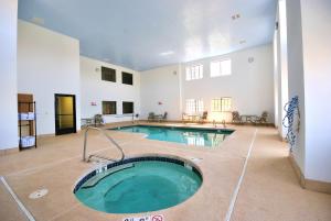 ein großer Pool in der Mitte eines Zimmers in der Unterkunft Desert Inn Tucumcari in Tucumcari