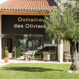 ein Gebäude mit einem Schild, auf dem steht "donate des olives" in der Unterkunft Le Domaine des Oliviers in Pierrelatte