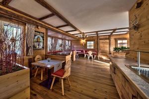 Ресторан / й інші заклади харчування у Hotel Sonneneck Titisee -Adults Only-