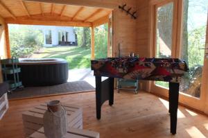 En have udenfor Ferienhaus TRAUM AM SEE mit Sauna und Whirlpool