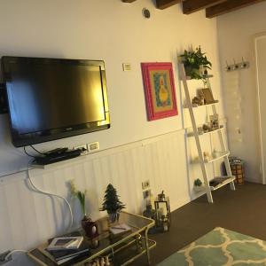 a living room with a flat screen tv on the wall at Papere e Tulipani in Vicenza