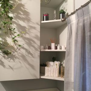 a bathroom with a shower curtain on a shelf at Papere e Tulipani in Vicenza