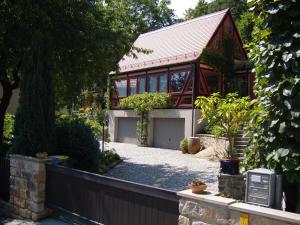 een huis met een garage en een hek bij Winzerhaus Rissweg 15 in Dresden