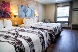 Cama ou camas em um quarto em Banff Rocky Mountain Resort