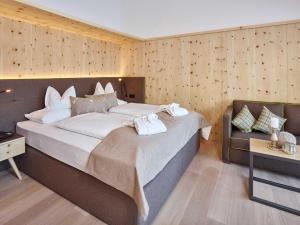 um quarto com uma cama grande e toalhas brancas em Alpeiner - Nature Resort Tirol em Neustift im Stubaital