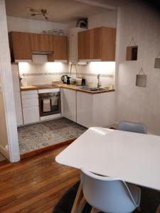 Una cocina o kitchenette en Cosy T2 38m2 - Centre-Ville Dijon- Gare/Darcy