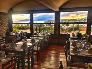 - un restaurant avec des tables, des chaises et de grandes fenêtres dans l'établissement El Vino Hotel & Suites, à Bodrum City