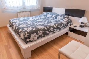 Una cama o camas en una habitación de Apartamento Ria de Boo, Con patio privado