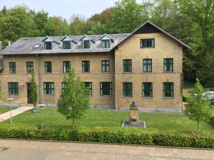 Un jardín fuera de Hotel Vejlefjord