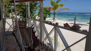 veranda con amaca sulla spiaggia di Casa Rural El Paraíso de Saona a Mano Juan