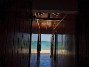 un corridoio con vista sulla spiaggia da un edificio di Casa Rural El Paraíso de Saona a Mano Juan