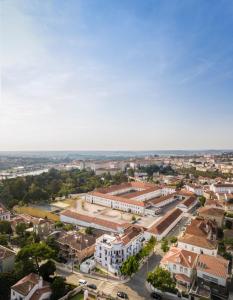 une vue aérienne sur une ville avec des bâtiments dans l'établissement Penedo da Saudade Suites & Hostel, à Coimbra