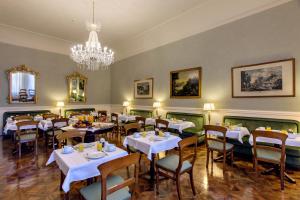 Un restaurant u otro lugar para comer en Hotel Pendini