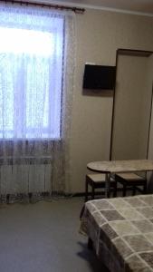 um quarto com uma janela, uma mesa, uma mesa e uma cama em вулиця Пушкінська67/69 em Carcóvia