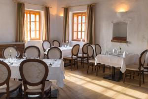 Un restaurante u otro lugar para comer en Stiftsschmiede Ossiach