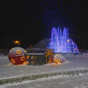 une fontaine lumineuse dans la neige la nuit dans l'établissement Willa Zuzanna, à Kudowa-Zdrój