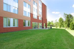 een gebouw met een grasveld ervoor bij Residence & Conference Centre - Brampton in Brampton