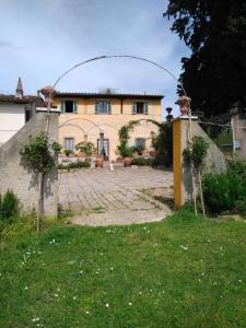 een huis met een grote tuin ervoor bij Villa Le Pergole- Firenze in Florence