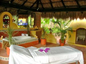 เตียงในห้องที่ Canadian Resort Vallarta