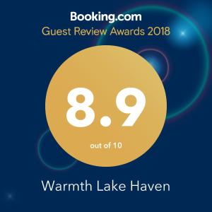 Et logo, certifikat, skilt eller en pris der bliver vist frem på Warmth Lake Haven