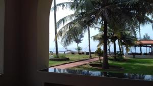 גינה חיצונית ב-Seashore Beach Resort Varkala