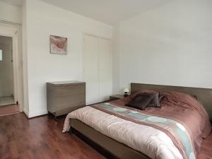 1 dormitorio con 1 cama y vestidor en Echapée belle proche gare et centre ville, en Châlons-en-Champagne