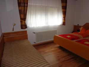 A bed or beds in a room at Haus am Weinberg