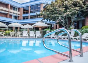 una piscina con scivolo di fronte a un edificio di University Place Hotel and Conference Center a Portland