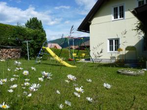 ボーデンスドルフにあるLandhaus Monikaの草の花の庭遊び場