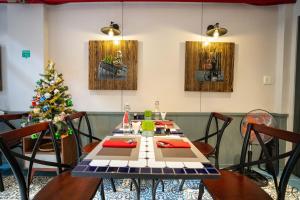 uma sala de jantar com uma mesa e uma árvore de Natal em Little Saigon Boutique Hotel em Cidade de Ho Chi Minh