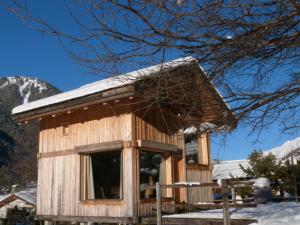 een klein houten huis met sneeuw op het dak bij La Cubelette in Chamonix-Mont-Blanc