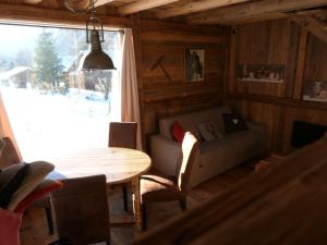 een woonkamer met een bank en een tafel bij La Cubelette in Chamonix-Mont-Blanc