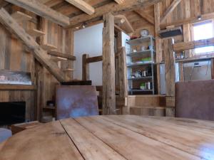 een eetkamer met een houten tafel en stoelen bij La Cubelette in Chamonix-Mont-Blanc