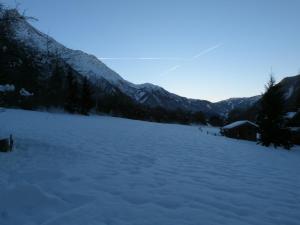 een groot besneeuwd veld met bergen op de achtergrond bij La Cubelette in Chamonix-Mont-Blanc