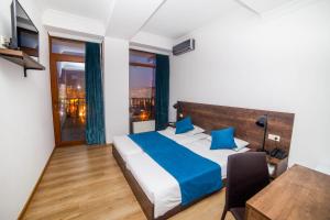 Cama ou camas em um quarto em Tbilisi View Hotel