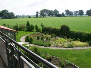 - une vue sur le jardin depuis le balcon d'une maison dans l'établissement Landhotel Larenzen, à Kirchham