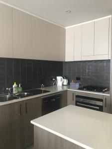 New Luxurious Skyview 2Bedroom Apartment Liverpool tesisinde mutfak veya mini mutfak