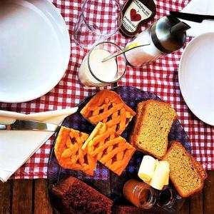 ein Teller mit Brot und Crackern auf dem Tisch in der Unterkunft Podere 269 in Castiglione della Pescaia