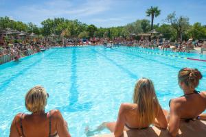 The swimming pool at or close to Domaine de Chaussy